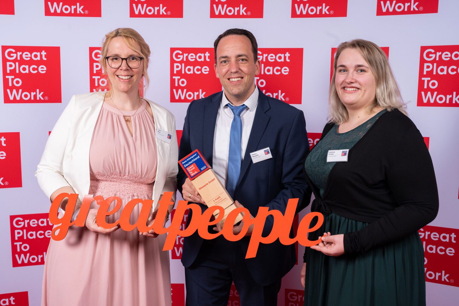 Auf dem Foto sind zu sehen, v.l.: Julia Baur, Prokuristin, Markus Wasserle, Geschäftsführer und Stefanie Schöpf, Teamassistenz bei der Wasserle GmbH